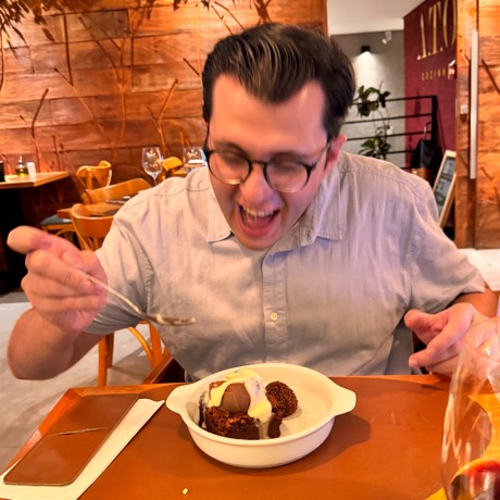 Kelwin Savoia eating dessert